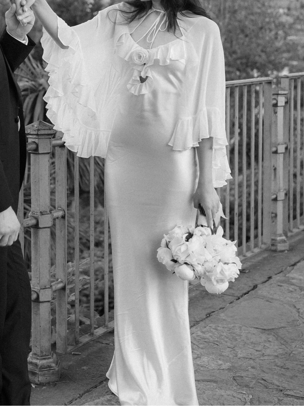 De La Vali ESPERANZA LONG DRESS IN IVORY SILK SATIN with Cape - Picture 4 of 4
